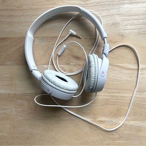 *FREE in bundle* SONY White Slim Lightweight Stereo over ear plug in Headphones